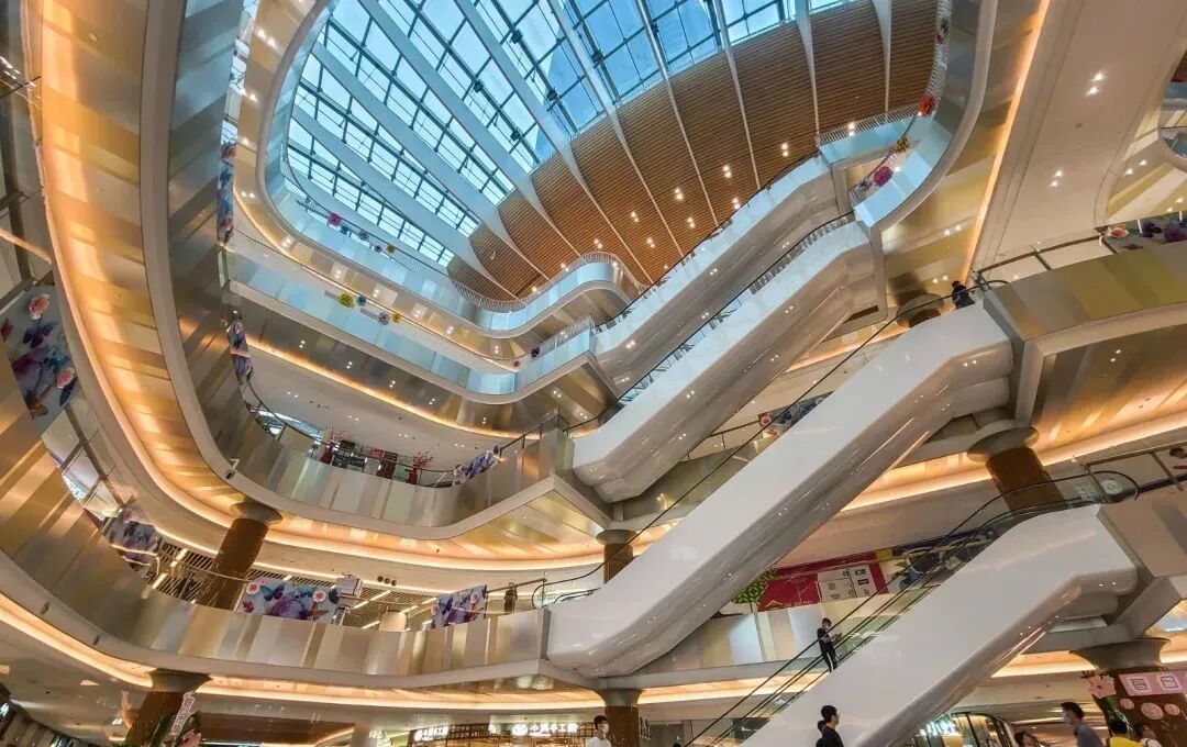 白玉兰广场购物中心中庭，多层环形挑空与玻璃天窗