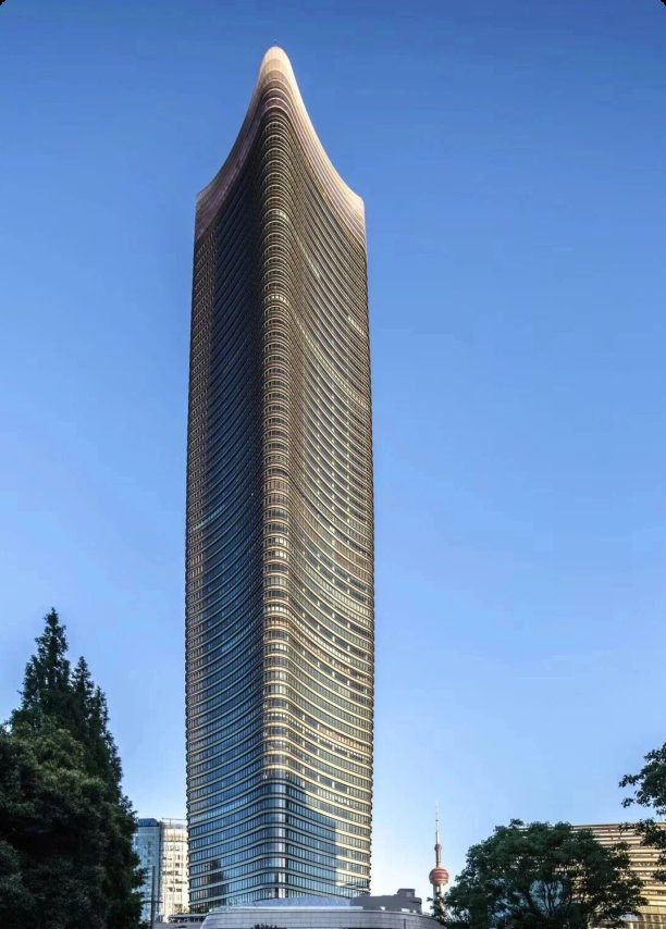 上海白玉兰广场超高层塔楼外观，弧形玻璃幕墙与白玉兰造型塔冠